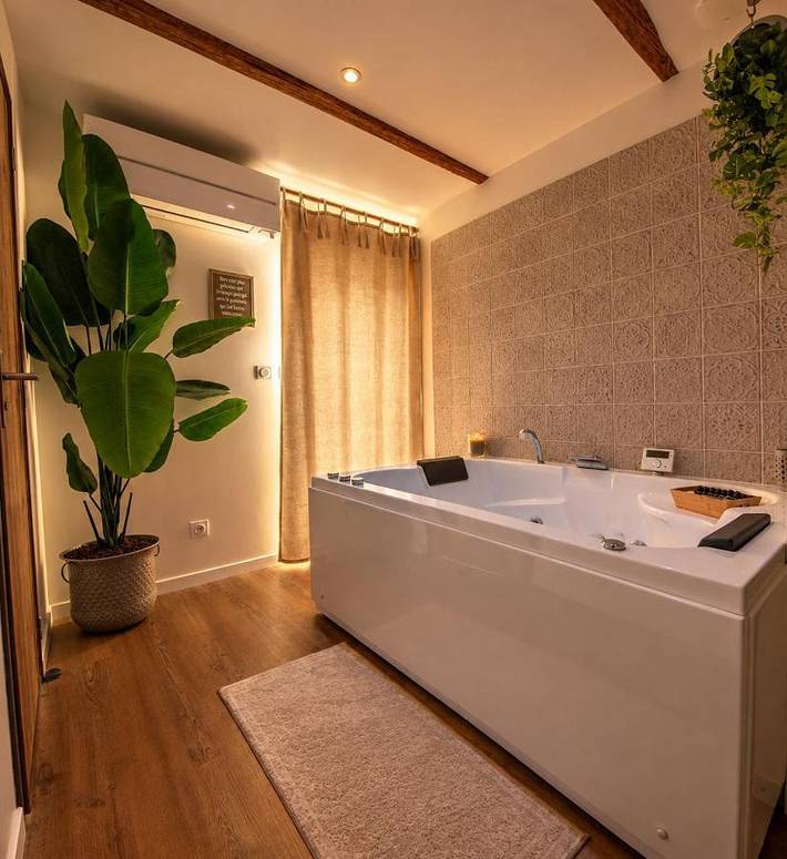 Gîte pour 3 personnes, avec Balcon et Jacuzzi ainsi que Terrasse et Vue dans Varambon