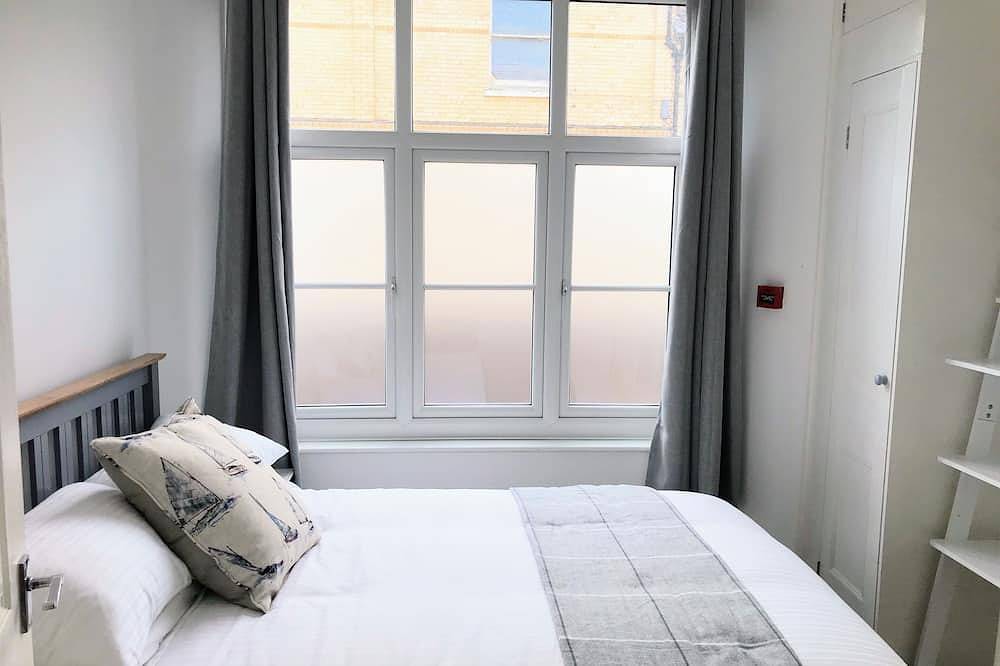 Entire apartment, Charming 2 br apartment next to worthing station, close to town and seafront in Worthing, West Sussex