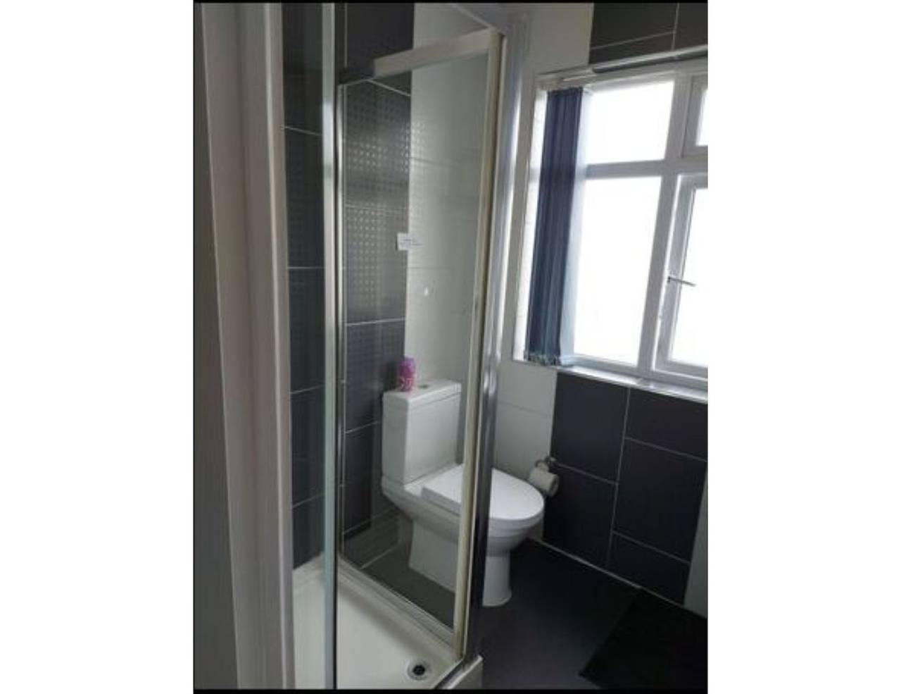 Apple House Wembley Twin Room shared bathroom in Harrow, London