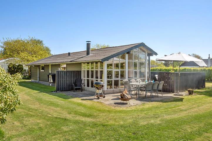 Feriehus for 6 personer, med hage og terrasse i Hasmark