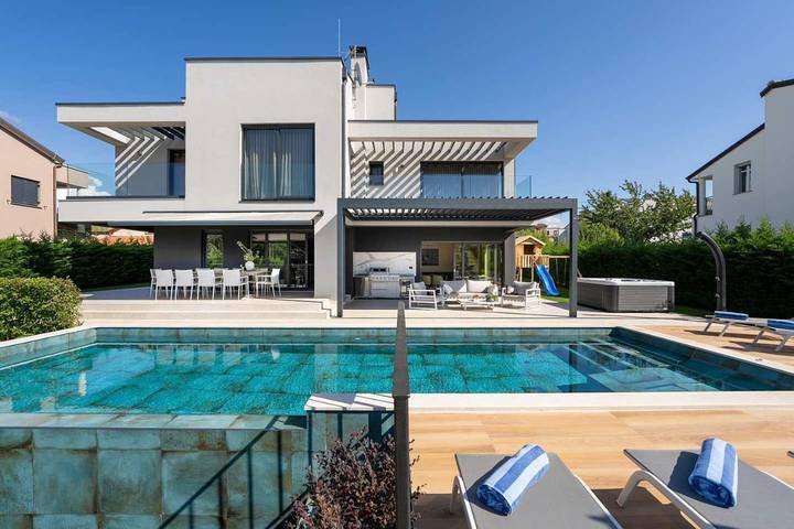 Villa voor 10 personen, with zwembad and whirlpool as well as tuin in Poreč