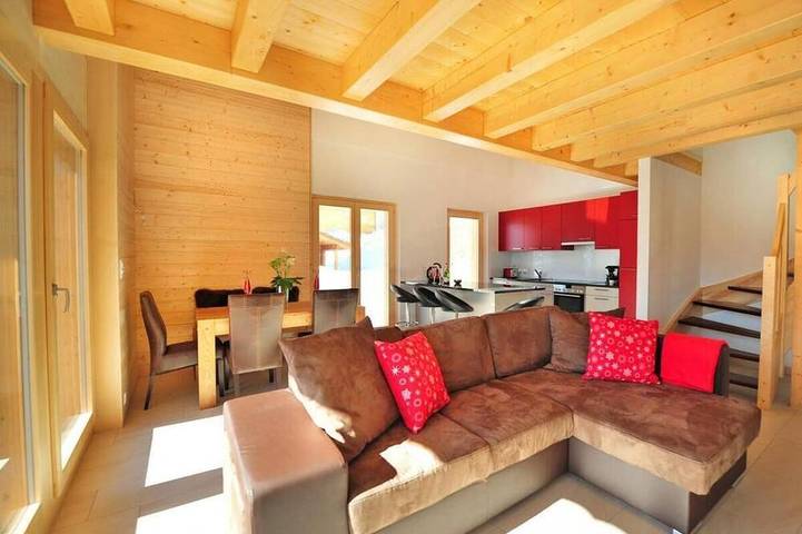 Ferienhaus für 6 Personen, mit Balkon und Pool im Wallis