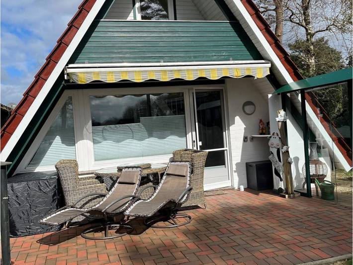 Ferienhaus für 4 Personen, mit Balkon und Terrasse sowie Garten und Seeblick in Wiefelstede