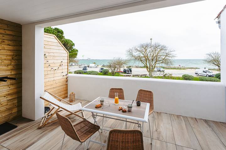 Entire apartment, Apartment Les Iles with Sea View, Private Terrace, and Wi-Fi in Rivedoux-Plage, Ile de Re
