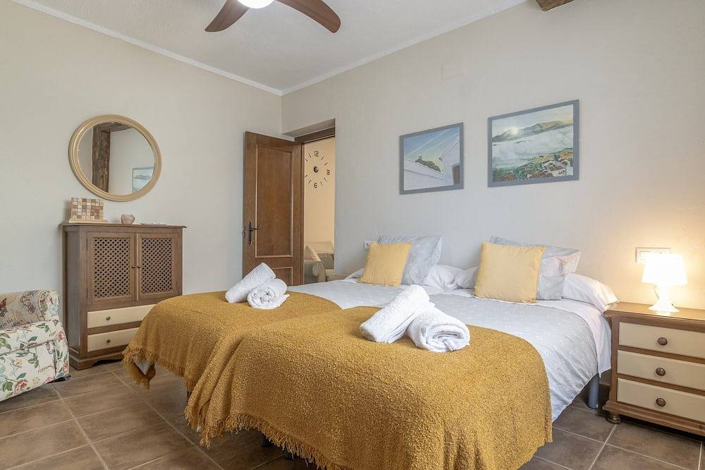 Entire apartment, Apartment 'Los Cuatro Vientos' with Wi-Fi in Zahara de la Sierra, White Villages