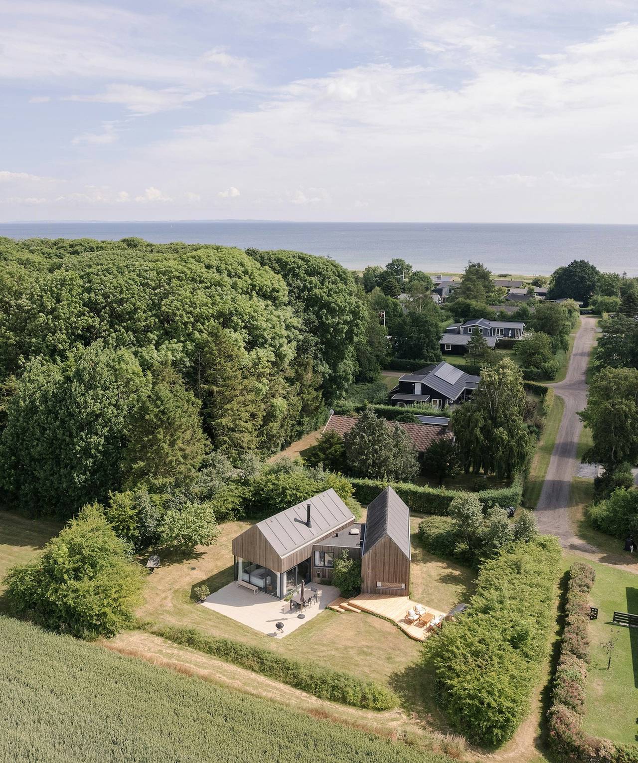 Arkitekttegnet hus ved Dyngby Strand in Saksild Strand, Odder Kommune