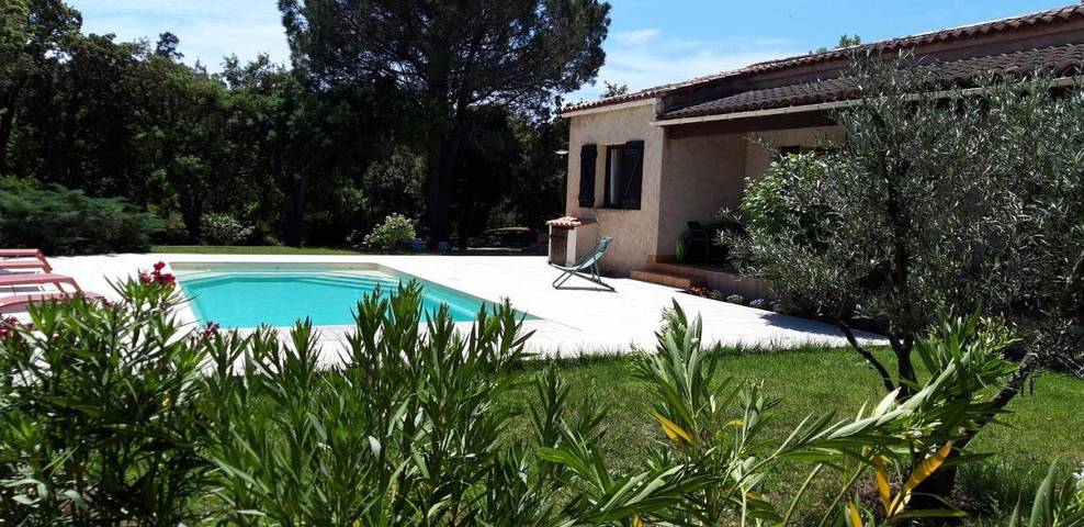 Location de vacances pour 6 personnes, avec jardin ainsi que terrasse et piscine dans Office De Tourisme De Sainte Lucie De Porto Vecchio