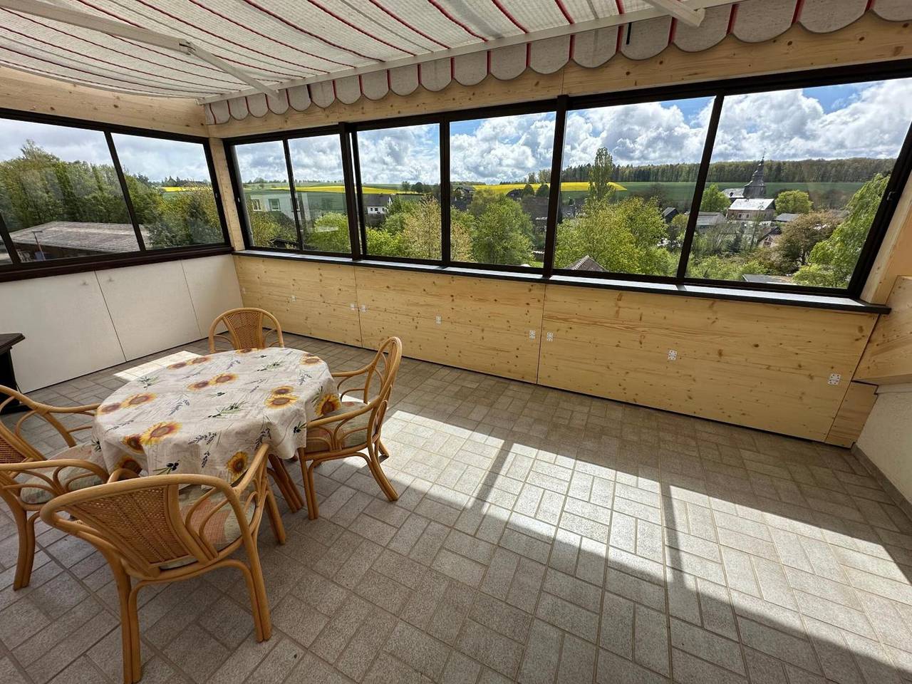 Apartamento entero, Apartamento 'Taunusnest' con terraza privada, Wi-Fi y aire acondicionado in Hünstetten, Distrito de Rheingau-Taunus