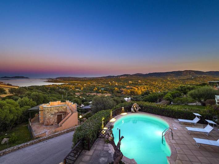 Casa vacanza per 8 persone, con Terrazza e Giardino nonché Piscina e Panorama a Porto Istana