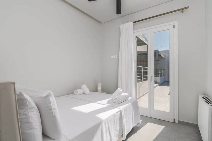 Villa pour 6 personnes, avec balcon ainsi que jardin et piscine dans Milos - 4