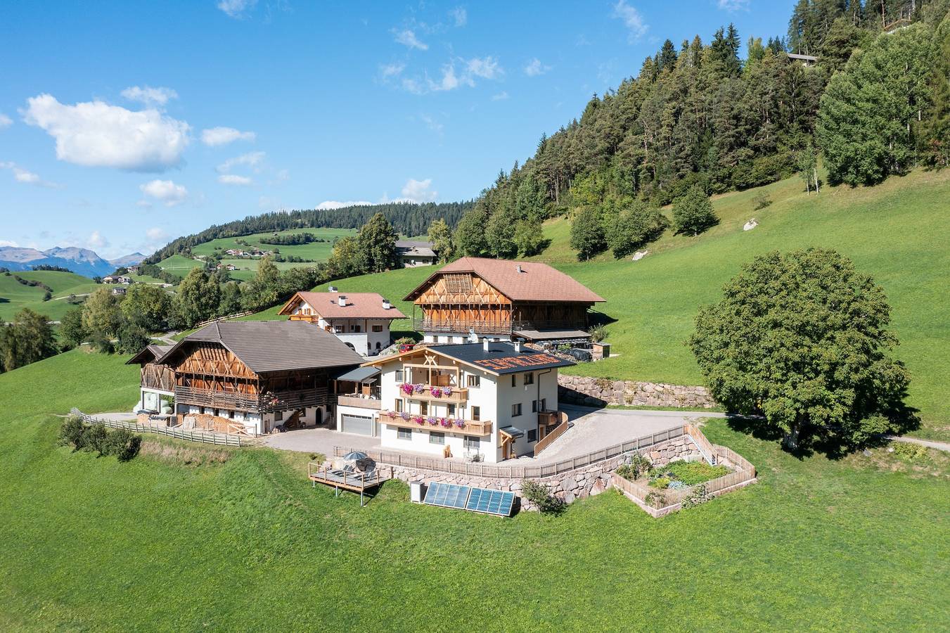 Ganze Wohnung, Ferienwohnung 'Schmetterling' mit Bergblick, Gemeinschaftsterrasse und Wi-Fi in Kastelruth, Dolomiti Superski