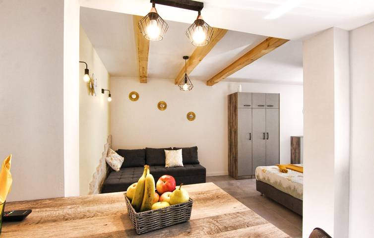 Gemütliche 1-Zimmer-Wohnung mit Terrasse, 200 m vom Strand entfernt in Plaža Morovička, Općina Sveti Filip i Jakov