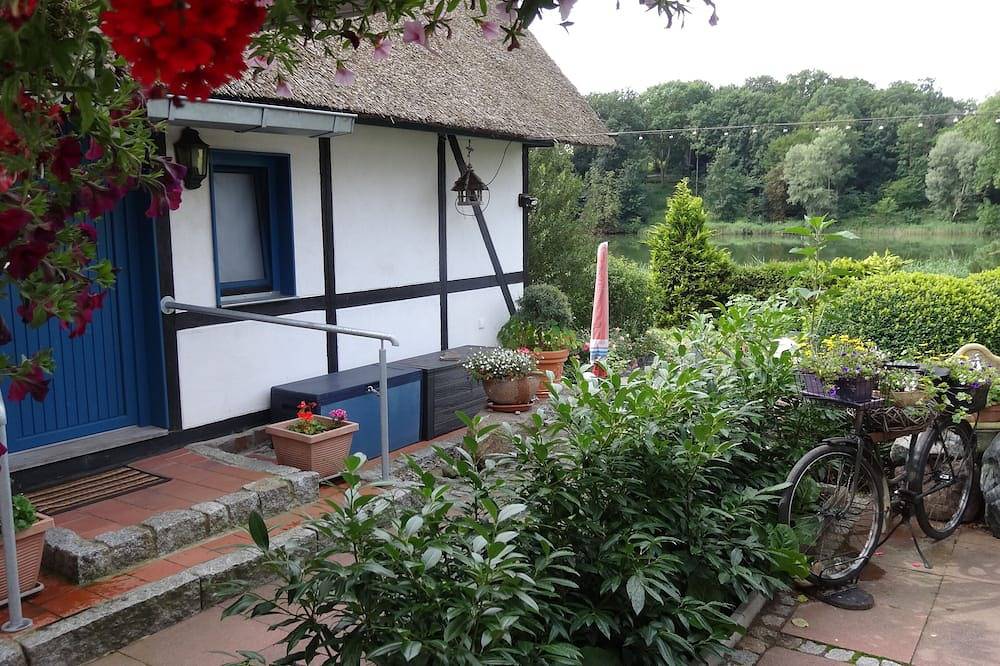 Ferienhaus mit Reetdach am Kühlensee im Naturpark Sternberger- Seenland in Brüel, Ludwigslust-Parchim