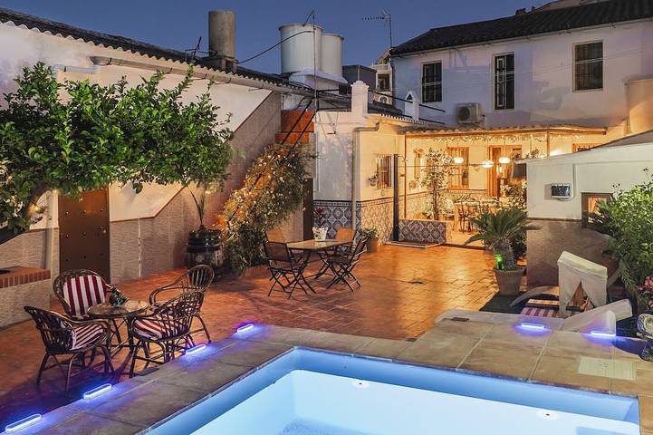 Casa rural para 3 personas, con piscina además de balcón y jardín en Casabermeja