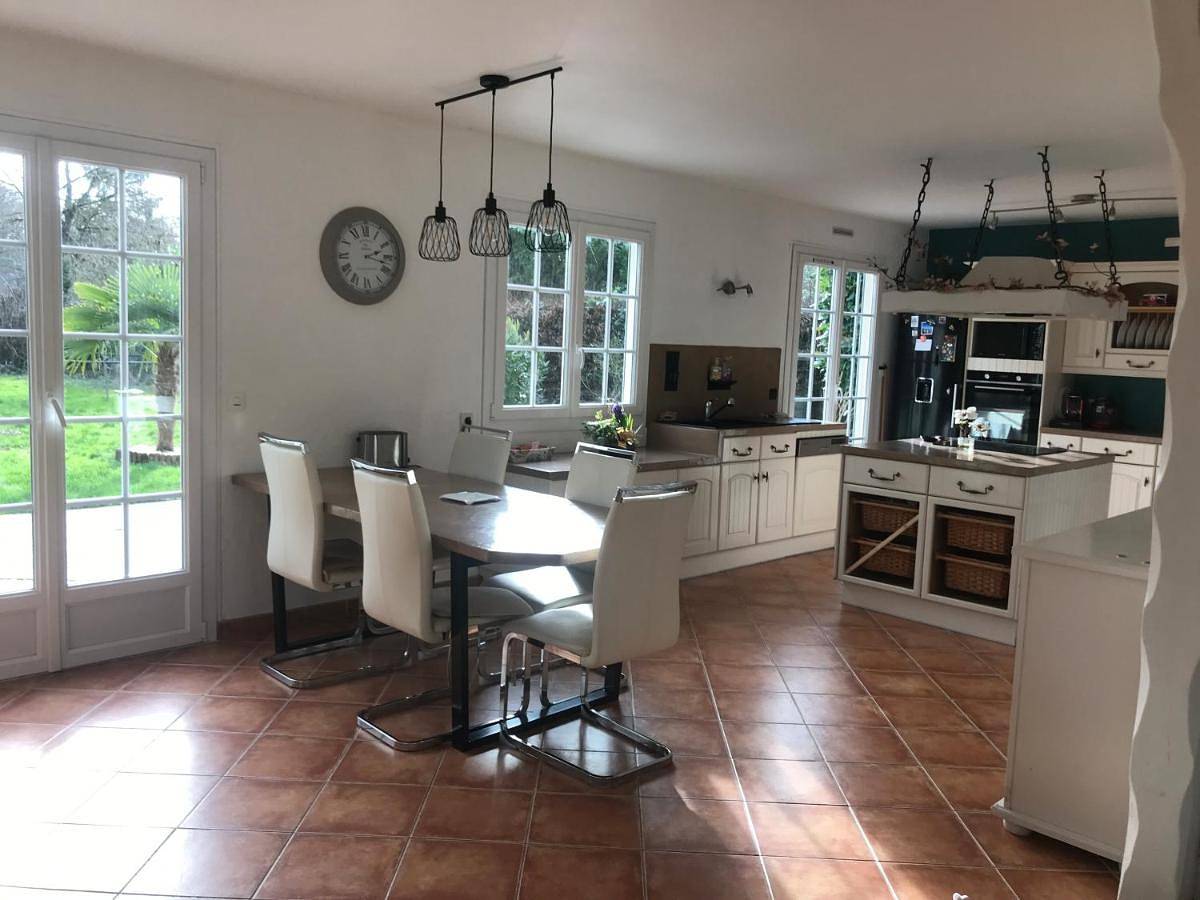 Maison reposante plein sud sans vis à vis avec piscine in Le Châtelet-en-Brie, Seine-et-Marne