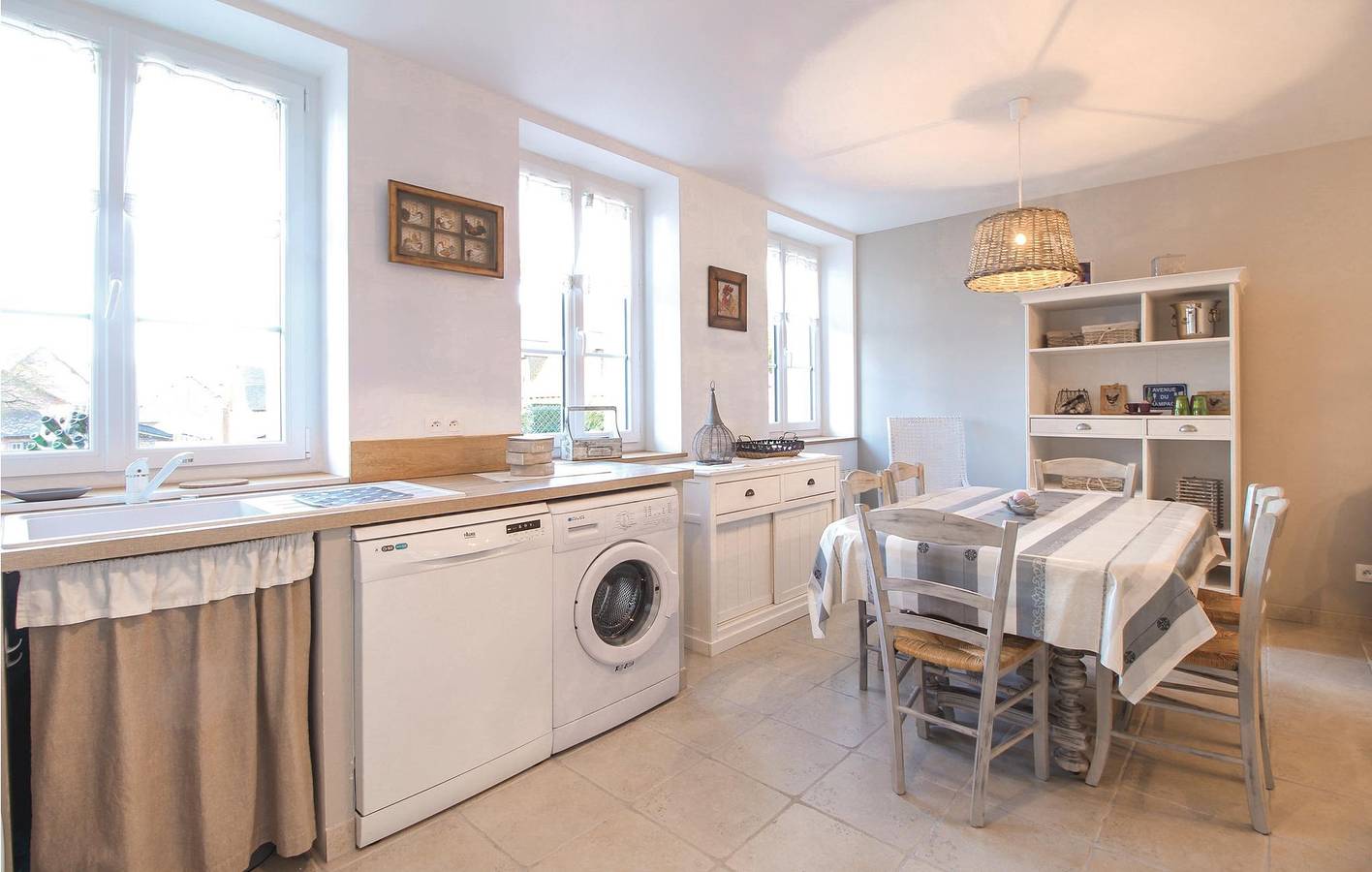 Cozy Apt with TV, Garden & River View in Fontaine-le-Dun, Dieppe region