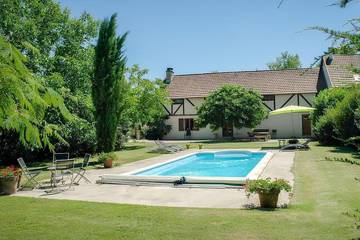 Gîte pour 10 personnes, avec jardin à Meyronne