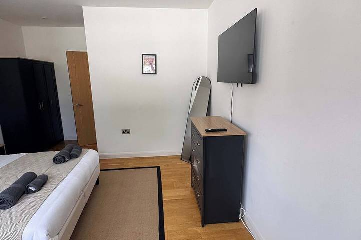 Central Guildford Townhouse with Parking in Guildford, Surrey