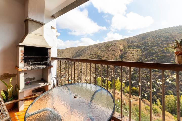 Country House 'La Casa Al Revés' with Mountain View, Wi-Fi and Air Conditioning in Laroya, Cordillera Penibética