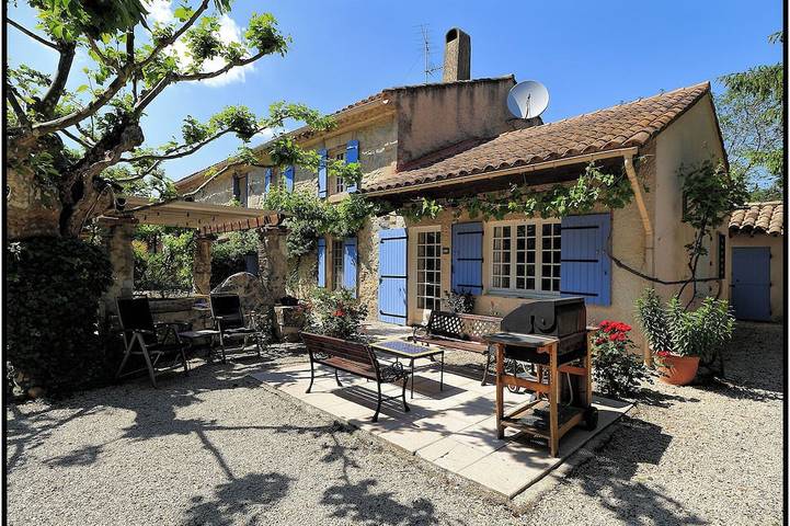 Gîte pour 8 personnes, avec Terrasse ainsi que Jardin et Piscine à Rognonas
