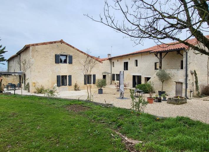 Gîte pour 6 personnes, avec Balcon et Terrasse ainsi que Jardin et Piscine à Siecq