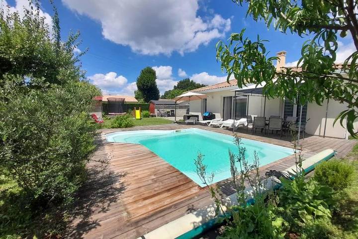 Location de vacances pour 6 personnes, avec jardin et piscine à Listrac-Médoc