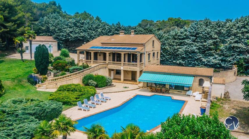 Villa pour 10 personnes, avec Balcon et Jacuzzi ainsi que Terrasse et Jardin