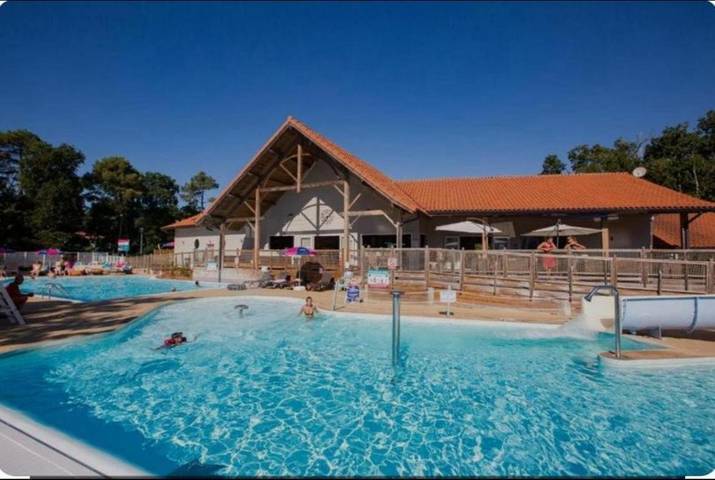 Camping pour 4 personnes, avec Jacuzzi et Terrasse ainsi que Jardin et Piscine