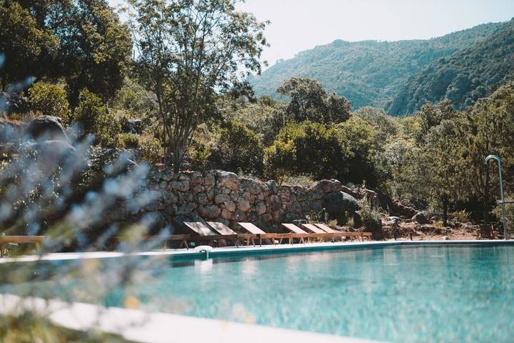 Location de vacances pour 2 personnes, avec piscine ainsi que vue et jardin à Serriera - 3