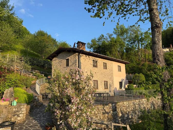 Ferienwohnung für 4 Personen, mit Terrasse und Garten sowie Pool und Ausblick