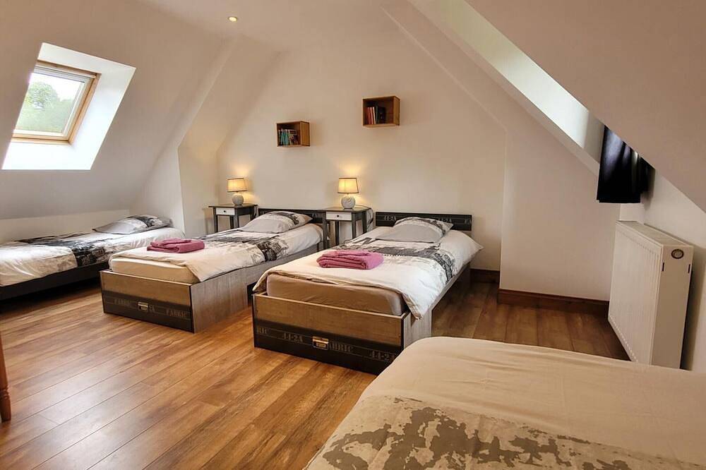 Gran casa con piscina privada, billar y jardín en Les Biards in Isigny-le-Buat, Avranches region