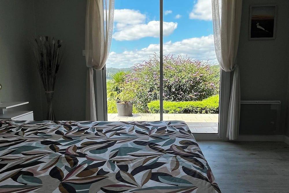 Maison avec piscine et superbe vue sur la vallée de la Dordogne in Cazoulès, Dordogne
