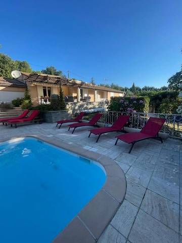 Location de vacances pour 8 personnes, avec piscine et jardin à Pierrevert