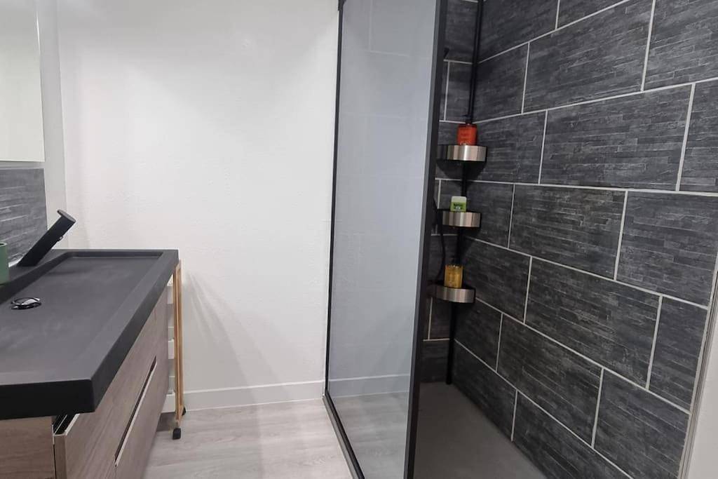 Appartement entier, Appart le Rétro Chic - Entièrement rénové en hyper centre - Terrasse et Parking privé in La Roche-Chalais, Dordogne