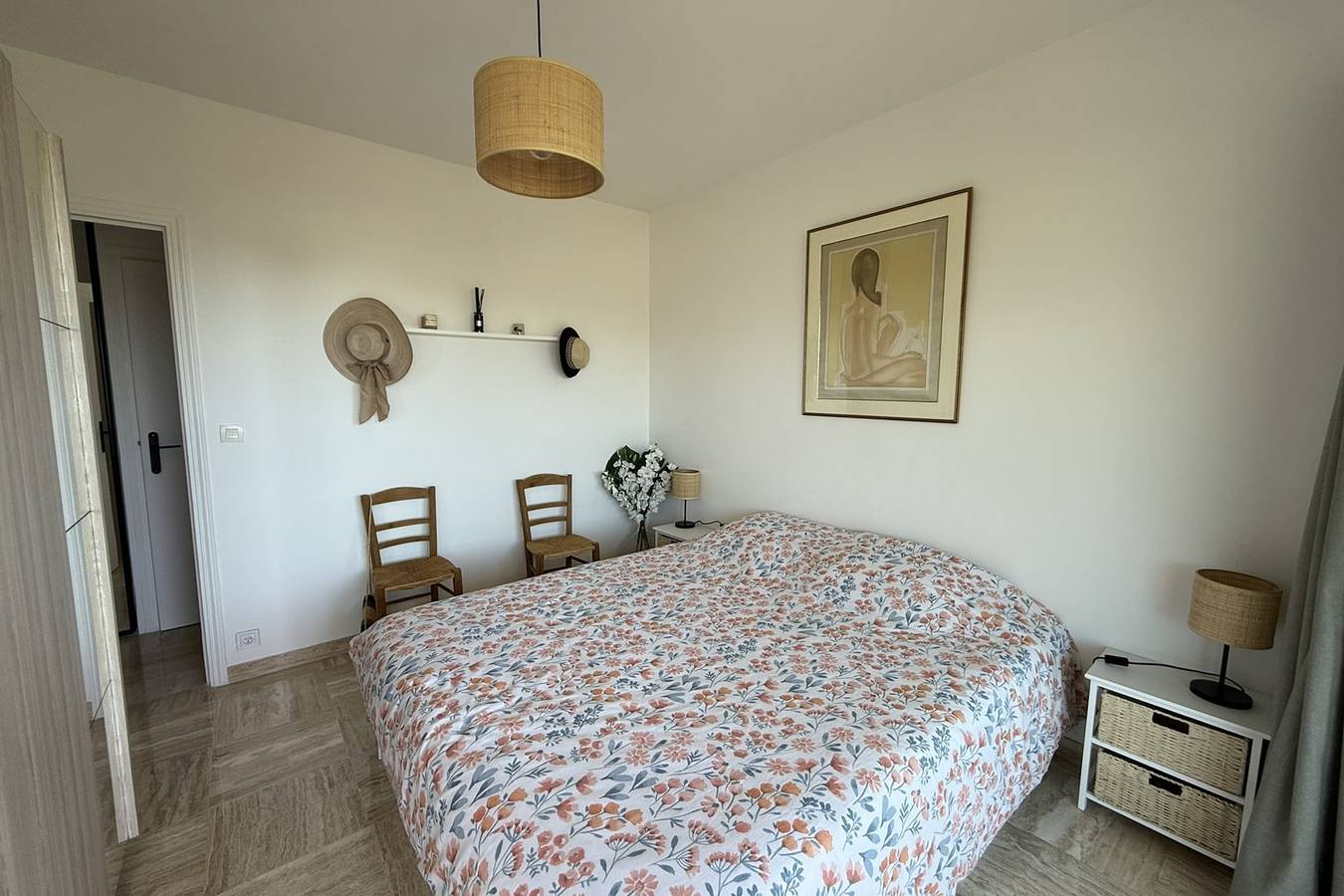 Entire holiday apartment, Beautiful 2-bedroom apartment with sea view - swimming pool - tennis court in Villeneuve-Loubet, Cannes region