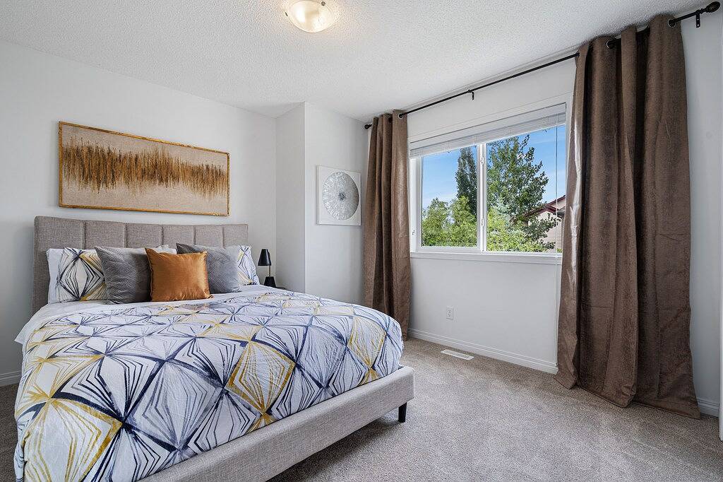 Modern House with Private Backyard and Fireplace in Calgary, Kanadische Rocky Mountains