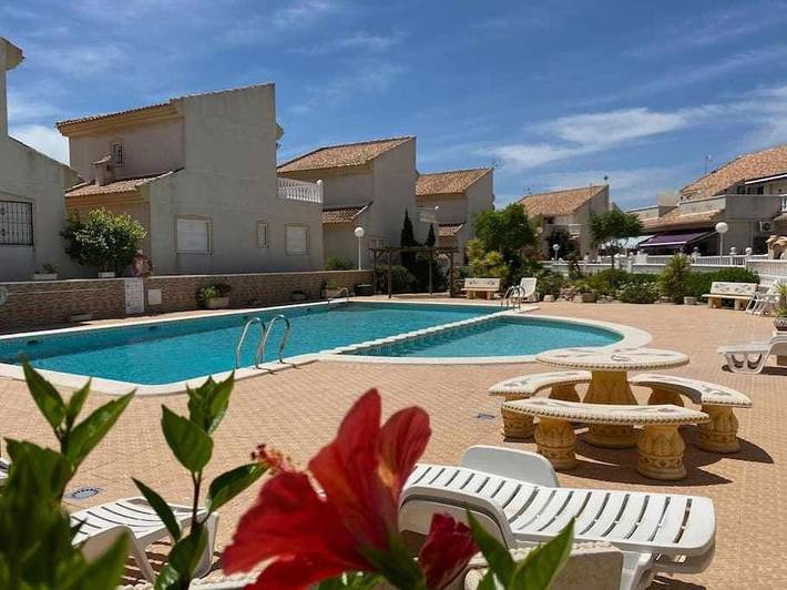 Gîte pour 4 personnes, avec terrasse et piscine ainsi que vue sur le lac et jardin dans Ciudad Quesada