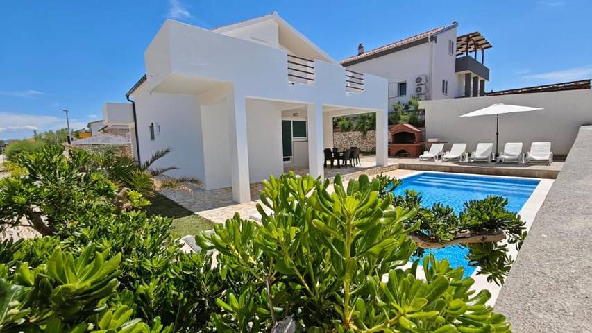 Villa für 10 Personen, mit Balkon und Whirlpool sowie Terrasse und Garten in Razanac