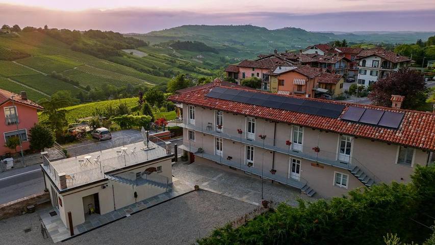 Maison d’hôte pour 7 personnes, avec Balcon et Terrasse ainsi que Jardin et Piscine à Monforte d'Alba