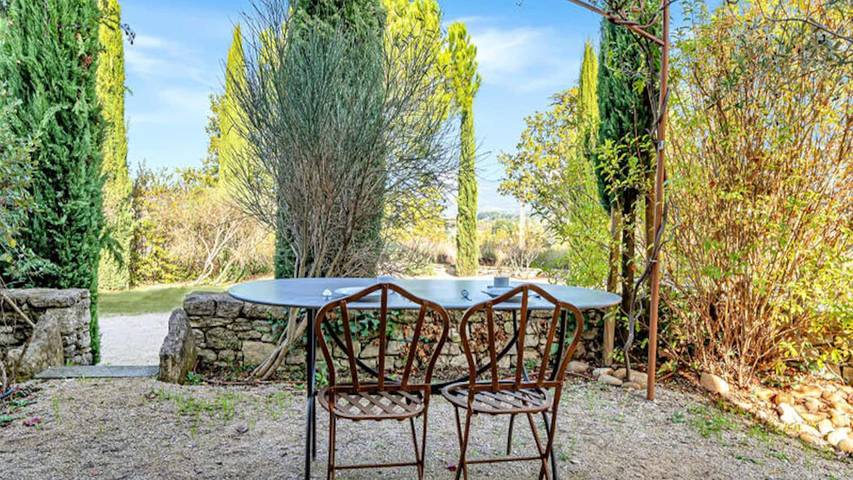 Gîte pour 3 personnes, avec piscine et jardin, animaux acceptés à Oppède - 2