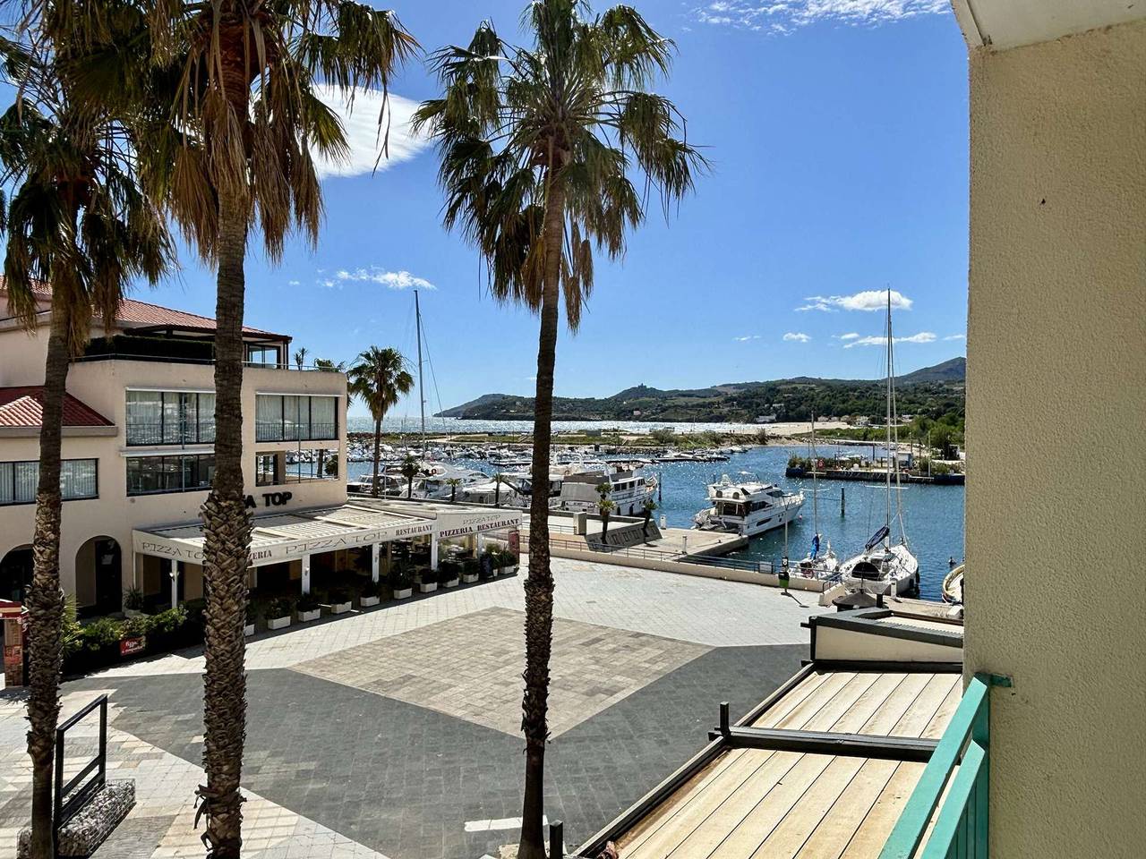 Entire apartment, 2-room apartment with terrace and parking 150m from the sea in La Côte Vermeille, Argelès-sur-Mer