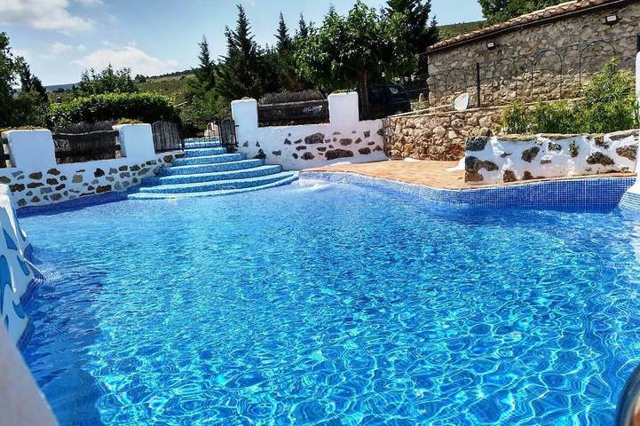Gîte pour 2 personnes, avec Jacuzzi et Terrasse ainsi que Jardin et Piscine à Cabanes