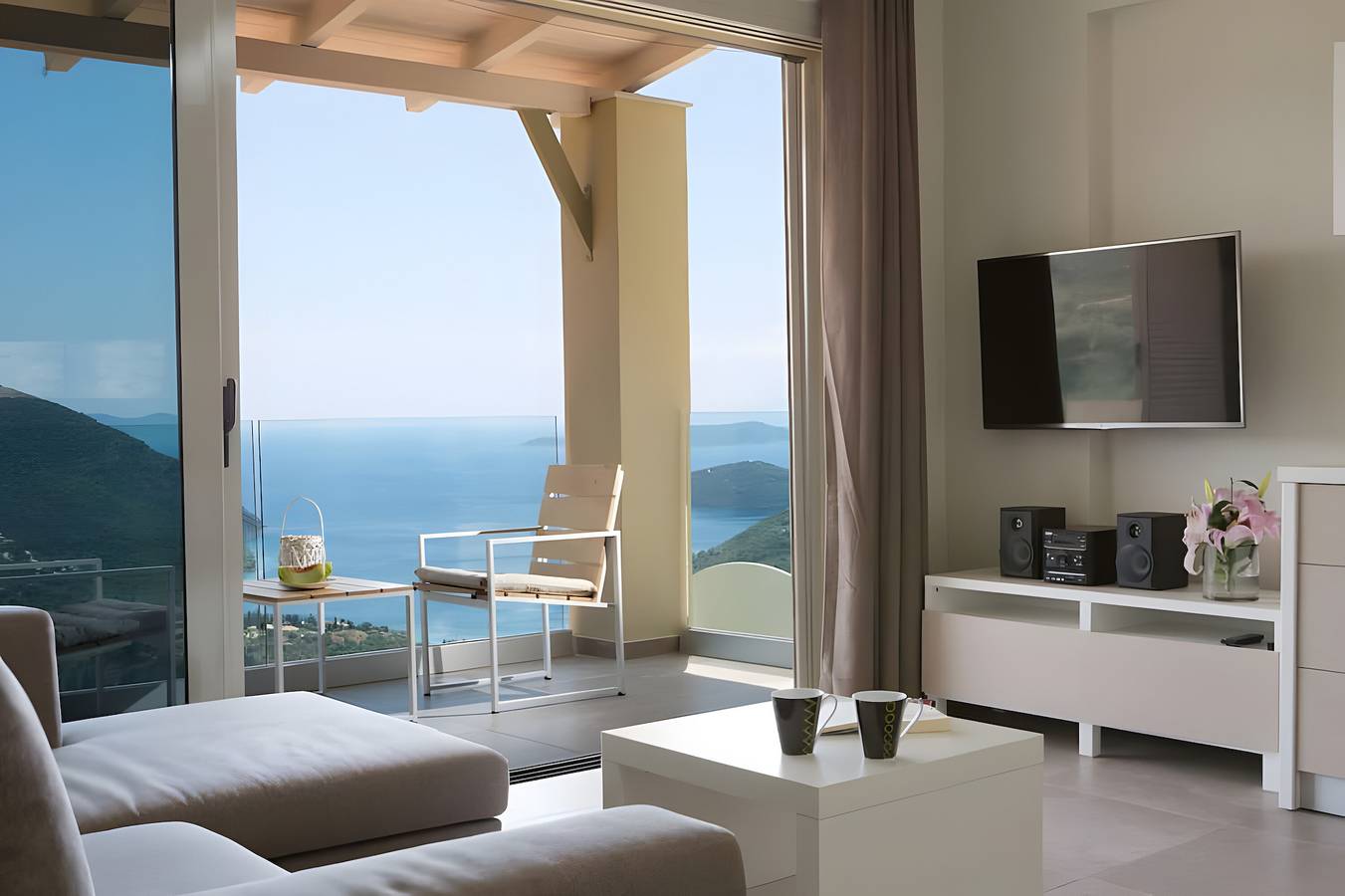 Sunny villa ilios over mikros gialos near sivota in Grecia