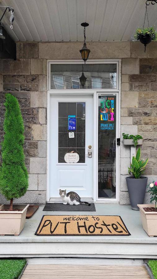 Casa de huéspuedes para 6 personas, con jardín y piscina, Se admiten mascotas en Montreal
