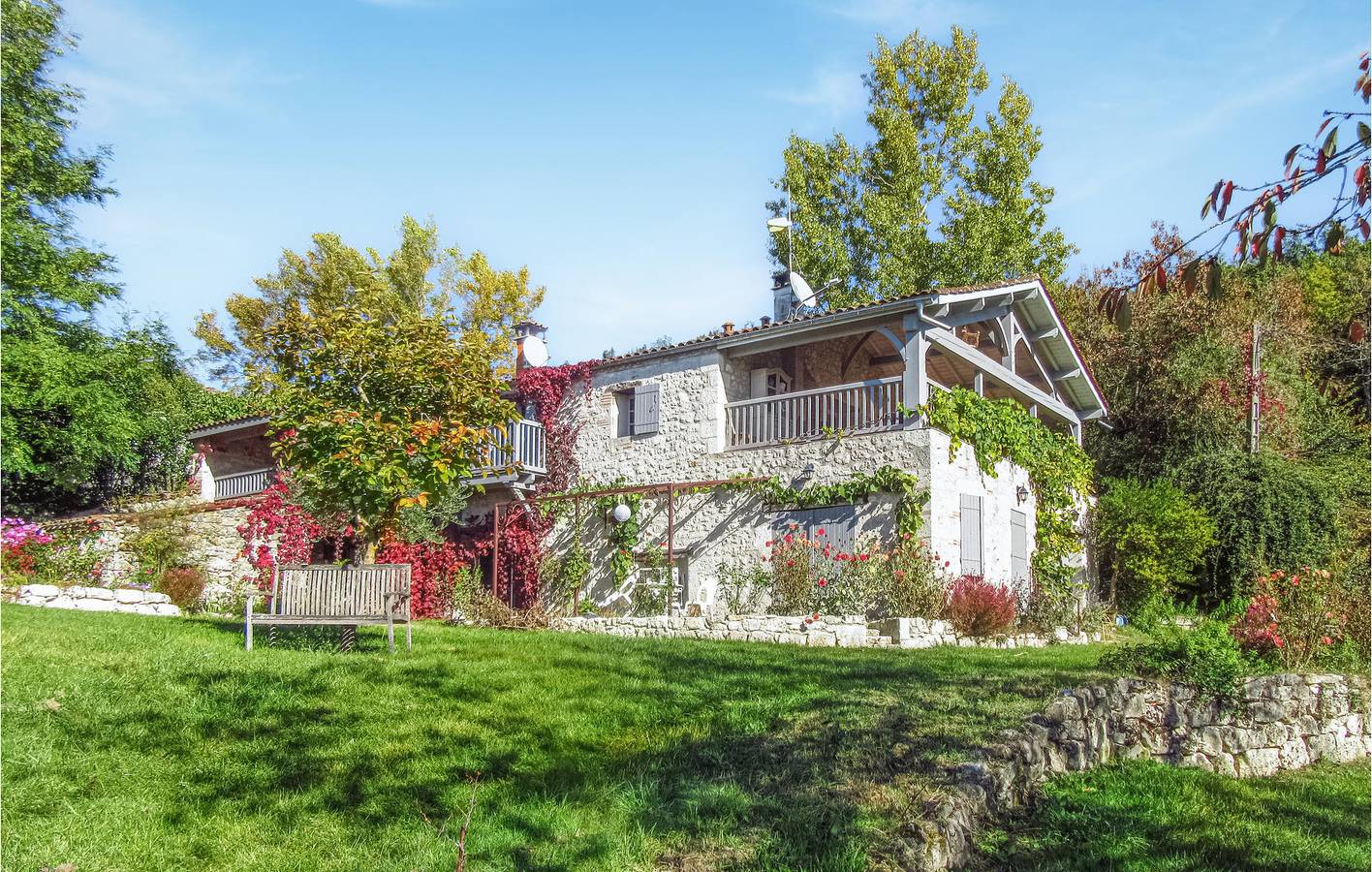 Charmant appartement de 100m2 avec parking, TV, jardin, piscine et Internet près de Saint-Salvy in Saint-Salvy, Quercy