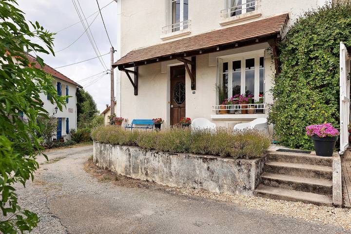 Casa de vacaciones 'La Maison Blanche' con terraza privada y Wifi in Ahun, Región de Guéret