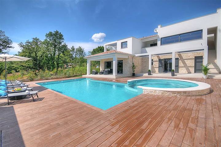 Ferienhaus für 12 Personen, mit Balkon und Balkon/Terrasse sowie Terrasse in Sinožići