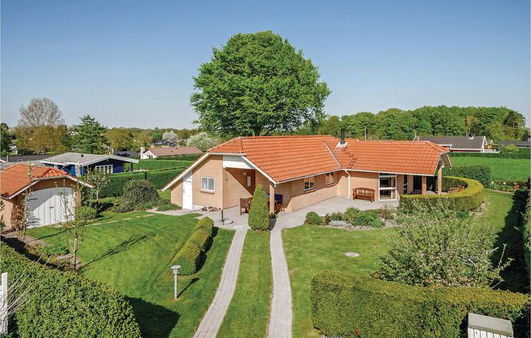 Ferienhaus für 8 Personen, mit Terrasse und Whirlpool sowie Garten und Sauna