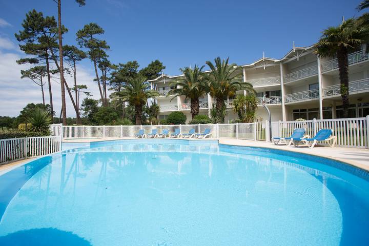 Location de vacances pour 6 personnes, avec jardin ainsi que balcon et piscine, adapté aux familles à Moliets-et-Maa