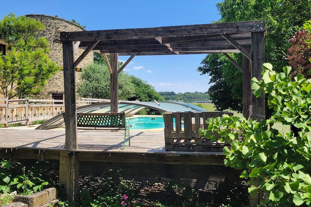 Entire apartment, 4-person gîte in 17th-century bastide, swimming pool, large garden, patio in Forcalquier, Parc naturel régional du Luberon